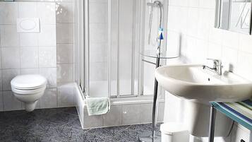 Suihku, hiustenkuivaaja, pyyhkeet, saippua