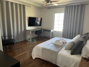 3 chambres, bureau, fer et planche à repasser, accès au Wi-Fi (inclus)