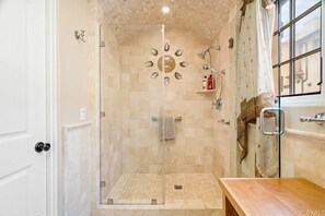 Dusche, Whirlpool, Haartrockner, Handtücher