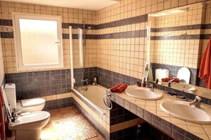 Duschwanne, Haartrockner, Bidet, Handtücher