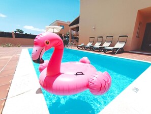 Een buitenzwembad en een verwarmd zwembad