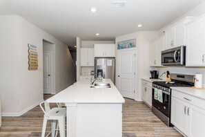 冰箱、微波炉、烤箱、炉灶