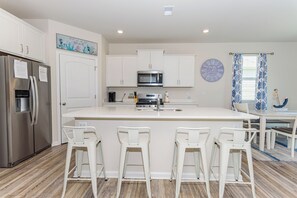 冰箱、微波炉、烤箱、炉灶