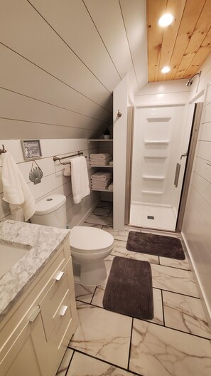 Dusche, Handtücher, Toilettenpapier