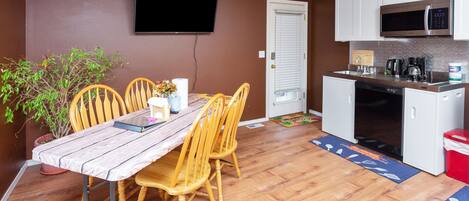 雪櫃、微波爐、爐具、洗碗機