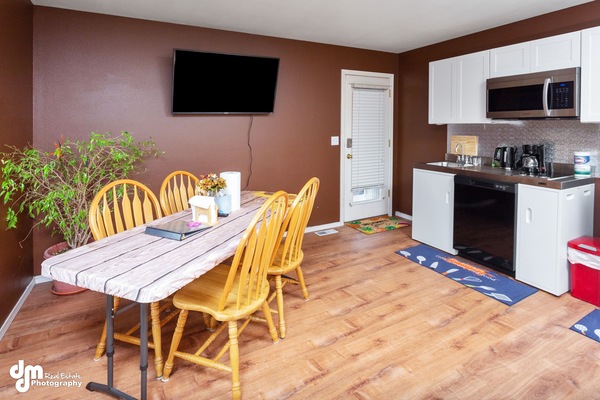 KylskÄp, mikrovÄgsugn, spishÀll och diskmaskin