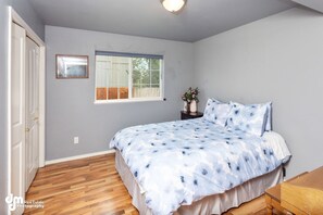 2 bedrooms, desk, free WiFi - 2 Bedroom 1 Bathroom Home Near Alaska Golf Course and Alaska Zoo (Anchorage)