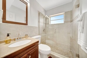 Doccia, asciugacapelli, asciugamani, sapone