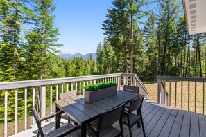 Outdoor dining - The Gathering Home- Hot Tub, Sauna, Game Room, Mtn Views!  (Kalispell)