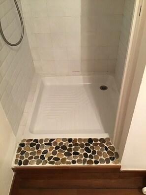 Dusche, Haartrockner, Seife, Shampoo
