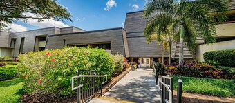 Beautiful condo on Copperhead. Beaches nearby!