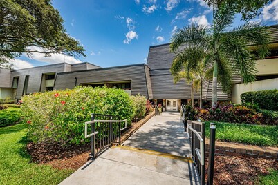 Beautiful condo on Copperhead. Beaches nearby!