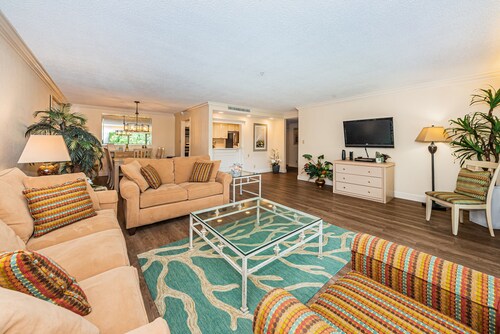 Beautiful condo on Copperhead. Beaches nearby!