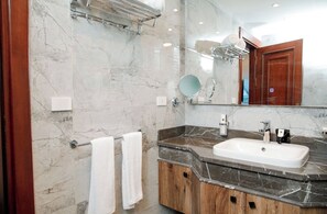 Family Suite | Badkamer | Een douche, een regendouche, een haardroger, badjassen