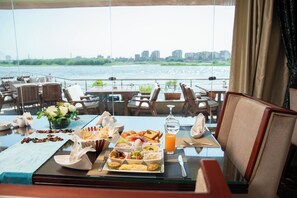 Petit déjeuner continental servi tous les jours en supplément