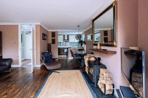 TV - Peaceful + Charming 2 BR Home in Rathmines, Dublin (Dublin 6)