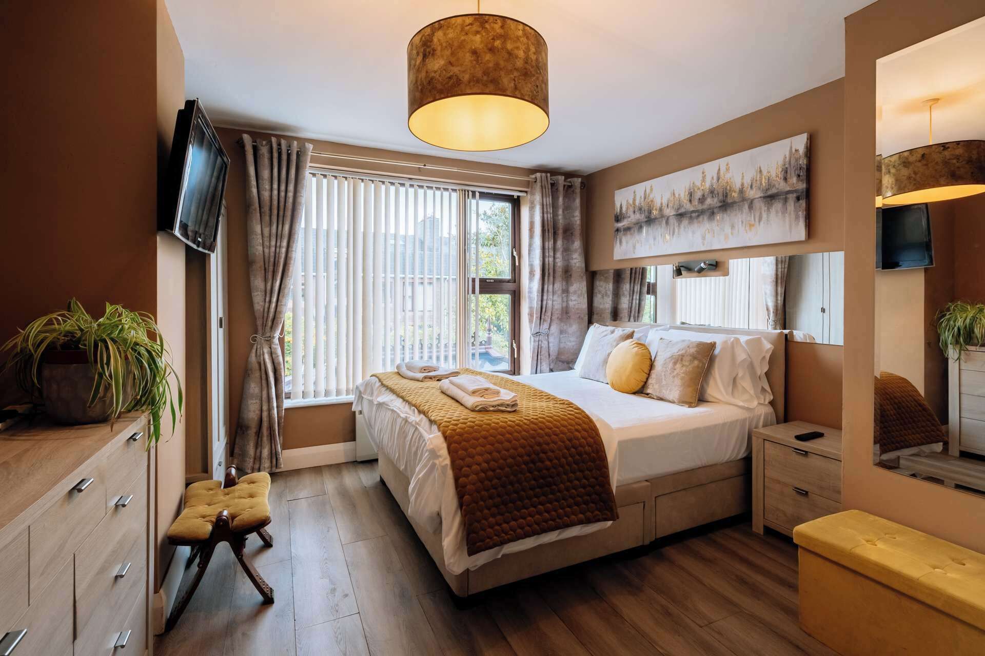 2 bedrooms, iron/ironing board, internet, bed sheets