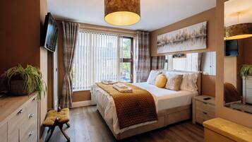 2 bedrooms, iron/ironing board, internet, bed sheets