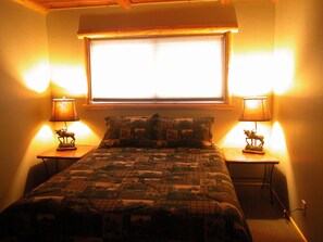 4 bedrooms, free WiFi, bed sheets - 2 + 1 Condo with Spa, walk to Ski Shuttle/Golf/Zoo (Big Bear Lake)