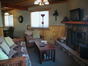Smart TV, fireplace, DVD player, video library - 2 + 1 Condo with Spa, walk to Ski Shuttle/Golf/Zoo (Big Bear Lake)