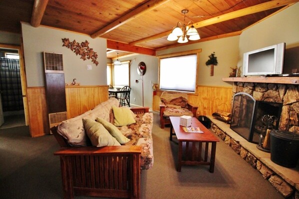 Smart TV, fireplace, DVD player, video library - 2 + 1 Condo with Spa, walk to Ski Shuttle/Golf/Zoo (Big Bear Lake)