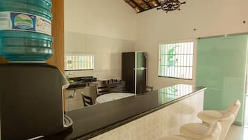 Geladeira, micro-ondas, fogão, cooktop