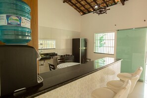 Fridge, microwave, oven, stovetop - Porto das Dunas House Season Style and Comfort 2 (Aquiraz)