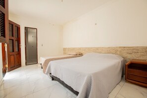 4 Schlafzimmer, Schreibtisch, Bügeleisen/Bügelbrett, kostenloses WLAN