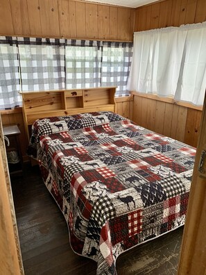 3 bedrooms, travel crib, free WiFi, bed sheets - Rustic log cabin built in the 1900's! On Private Lake with Great Fishing.  (Garrison)