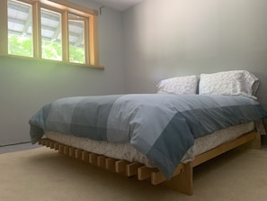 4 bedrooms, desk, WiFi, bed sheets