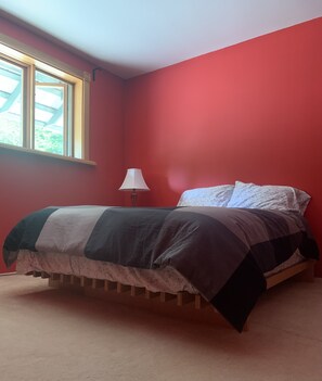 4 bedrooms, desk, WiFi, bed sheets