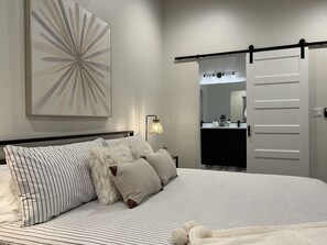 3 soverom, skrivebord, wi-fi (inkludert) og sengetøy