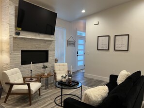 Smart-TV, peis og bøker