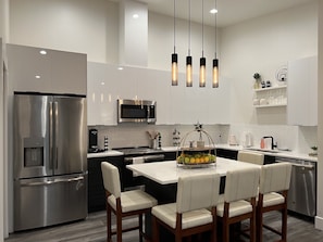 Fridge, microwave, oven, stovetop - New Modern Townhome Downtown Coeur d'Alene minutes to waterfront restaurant shop (Coeur d'Alene)