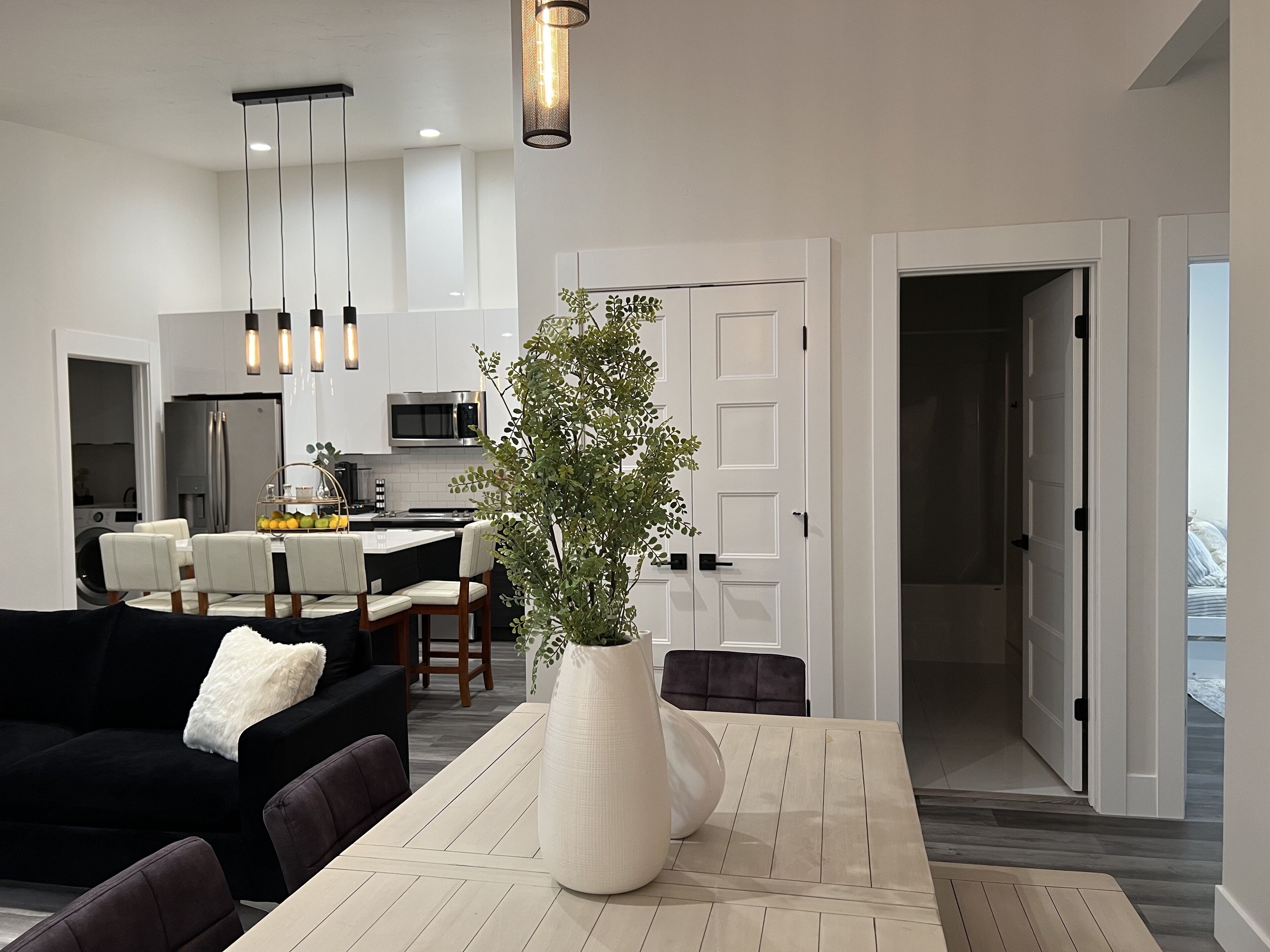 TV connectée, cheminée, livres