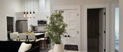 Een smart-tv, een open haard en boeken