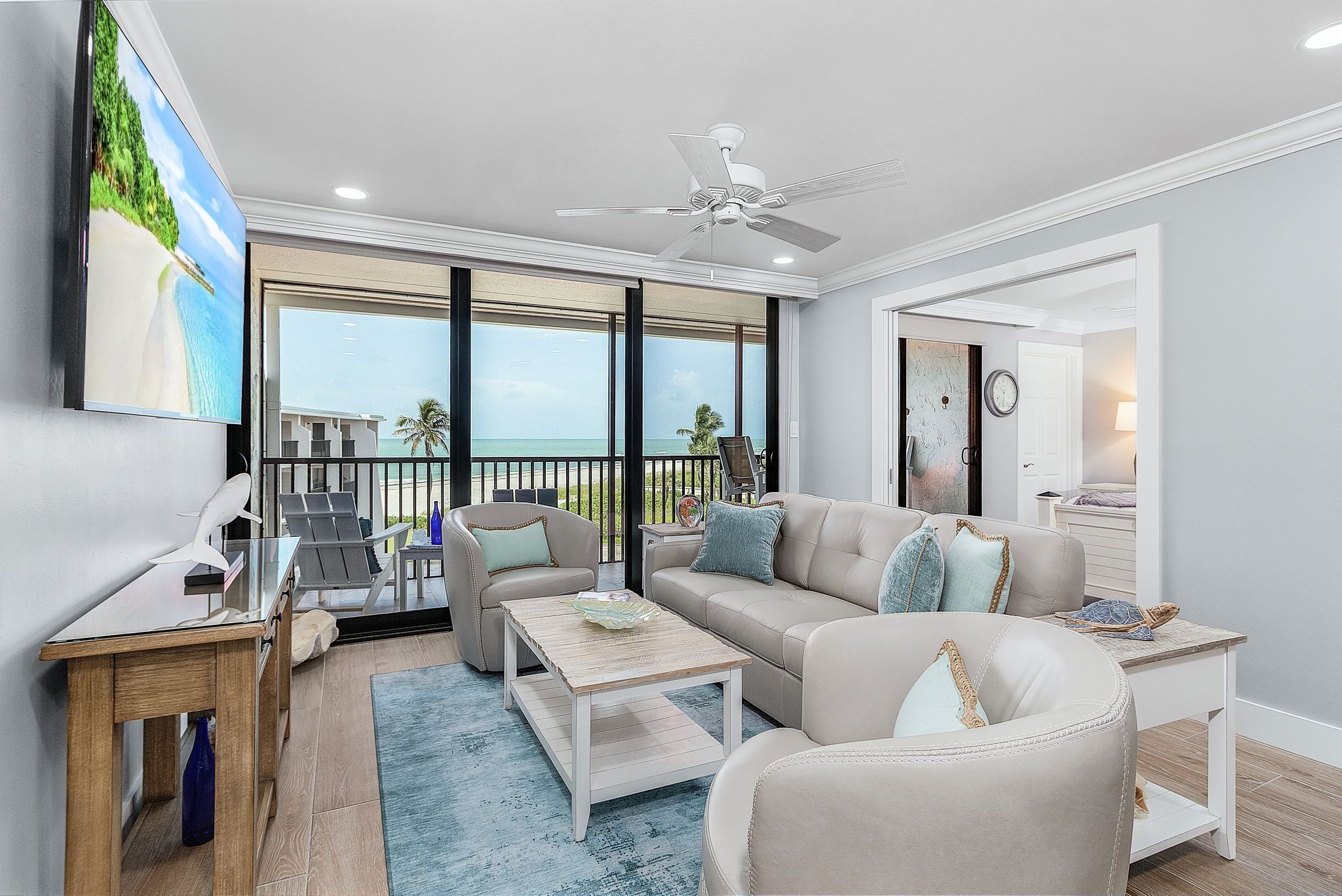 Televisor intel·ligent i llibres 