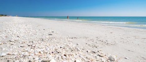 På stranden, liggestole, badehåndklæder