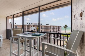 Outdoor dining - Sea View for Two! Sundial Resort, Steps to the Beach, Private Lanai (Sanibel)