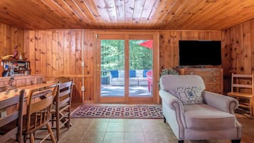 TV connectée, cheminée, livres