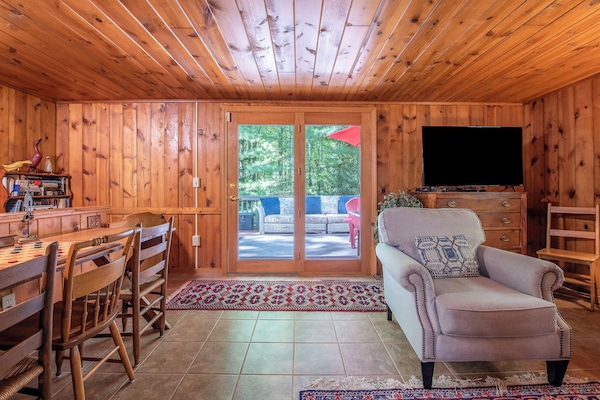 Smart-TV, peis og bøker