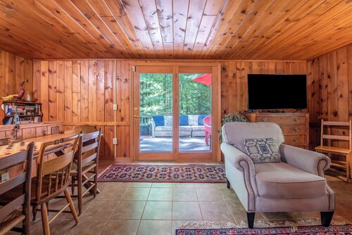 Rustic Pines - Woods, Water and Nature to Relax & Unwind.