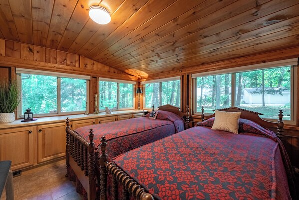 Room - Rustic Pines - Woods, Water and Nature to Relax & Unwind. (Harrison)