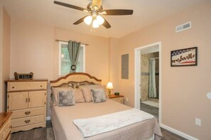 1 bedroom, desk, iron/ironing board, WiFi