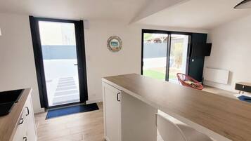 Een koelkast, een microgolfoven, een oven