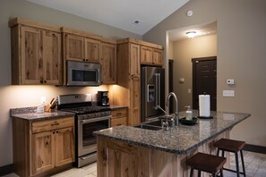 Fridge, microwave, oven, stovetop - Hidden Retreat on 30 Wooded Acres 5 Miles to Town (Bloomington)