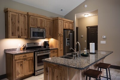 Hidden Retreat on 30 Wooded Acres 5 Miles to Town