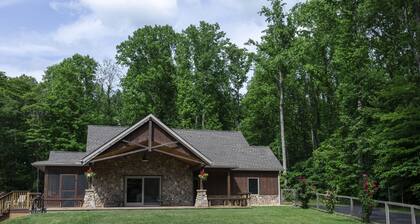 Hidden Retreat on 30 Wooded Acres 5 Miles to Town
