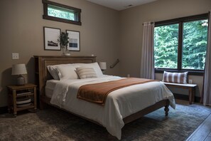 2 bedrooms, desk, iron/ironing board, travel cot - Hidden Retreat on 30 Wooded Acres 5 Miles to Town (Bloomington)