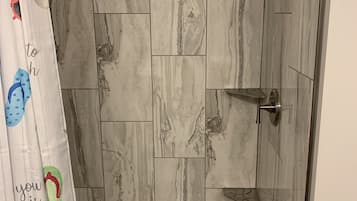 Ensemble baignoire-douche, serviettes fournies, papier de toilette